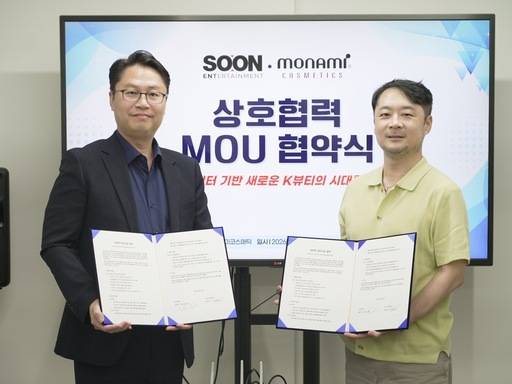 모나미코스메틱은 지난달 30일 글로벌 MCN(다중 채널 네트워크) 기업 순이엔티와 '크리에이터 기반 뷰티 제품 개발 및 글로벌 사업 확대를 위한 전략적 업무협약(MOU)'을 체결했다고 4일 밝혔다. 왼쪽부터)모나미코스메틱㈜ 박경현 대표이사, 주식회사 순이엔티 박창우 대표이사./모나미코스메틱