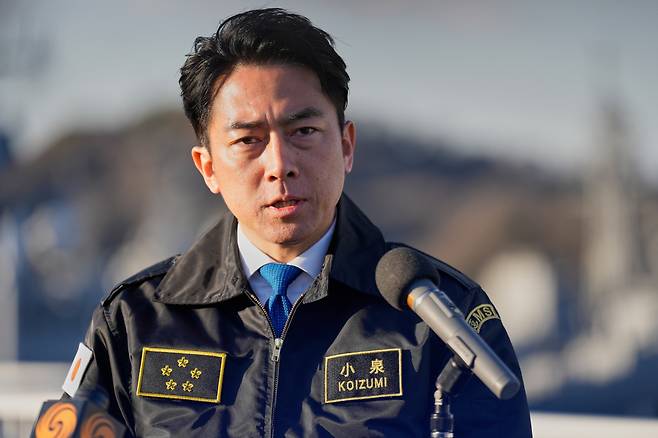 고이즈미 신지로 일본 국방부 장관이 언론과 이야기를 나누고 있다. AP연합뉴스