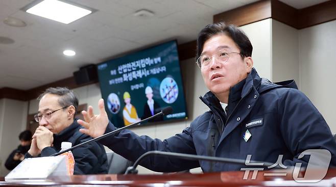 김영훈 고용노동부 장관이 9일 경기 화성시 화성시청 상황실에서 열린 소규모 사업장에 대한 산업재해 예방·대응방안 간담회에서 발언하고 있다. (고용노동부 제공. 재판매 및 DB 금지) 2026.1.9 ⓒ 뉴스1 박지혜 기자