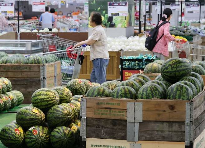 서울의 한 대형마트에서 시민들이 장을 보고 있다. 연합뉴스