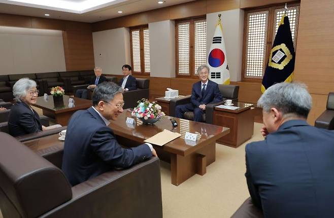4일 서울 서초구 대법원에서 열린 대법관 후보추천위원회에서 조희대 대법원장, 정성호 법무부 장관 등 참석자들이 대화를 나누고 있다. 연합뉴스