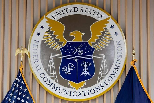 미국 워싱턴 D.C. 소재 연방통신위원회(FCC) 본부에 있는 FCC 상징. 로이터연합뉴스