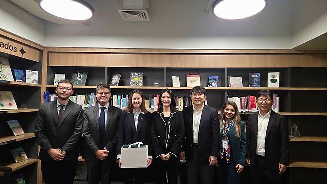 지난달 31일 네이버 최수연 대표(왼쪽 네번째), 구동현 전략기획 부문장(왼쪽 다섯번째), 네이버클라우드 김유원 대표(오른쪽 첫 번째)가 칠레 정부 고위 관계자들과 기념사진을 촬영하고 있다. 네이버 제공