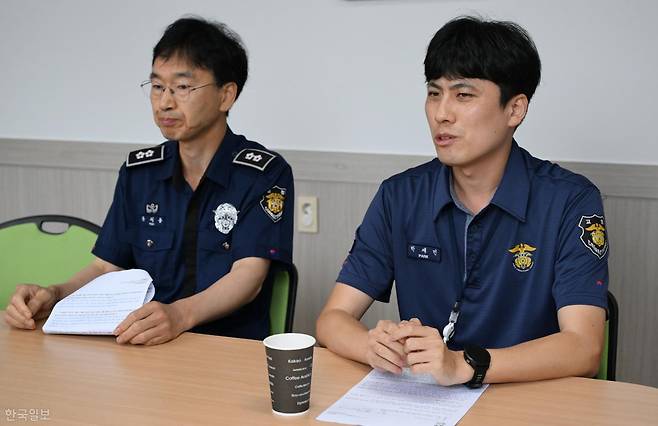 지난달 14일 오전 경남 진주교도소에서 유석용(왼쪽), 박재민 교도관이 본보와 인터뷰를 갖고 있다. 전국 교정시설에 상주하는 정신의학과 전문의는 진주교도소 1명 뿐이다. 장련성 기자