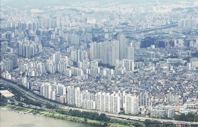 서울 송파구 롯데월드타워 서울스카이에서 바라본 서울 시내 아파트. 뉴스1