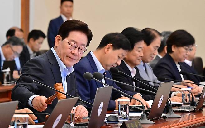 이재명 대통령이 4일 청와대에서 열린 국무회의에서 의사봉을 두드리고 있다. 청와대사진기자단