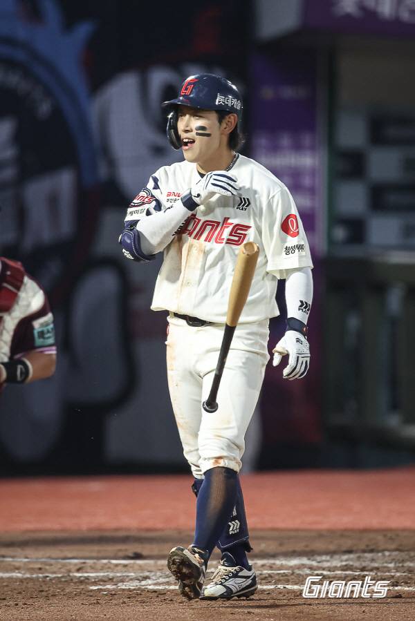 롯데 자이언츠 황성빈이 4일 부산 사직야구장에서 열린 2026 신한 SOL KBO 정규시즌 키움 히어로즈와의 경기에서 밀어내기 볼넷을 얻어낸 뒤 기뻐하고 있다. 롯데 자이언츠 제공