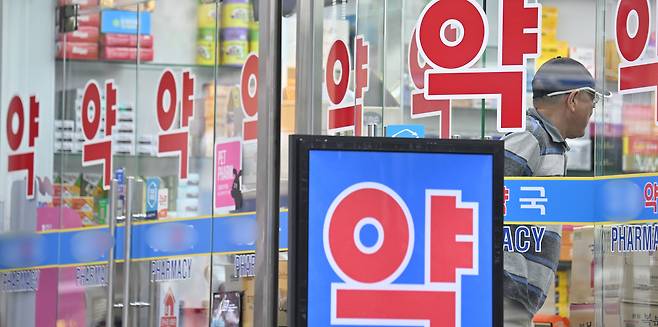 서울 종로5가에서 한 시민이 약국을 들어서고 있다. 임세준 기자
