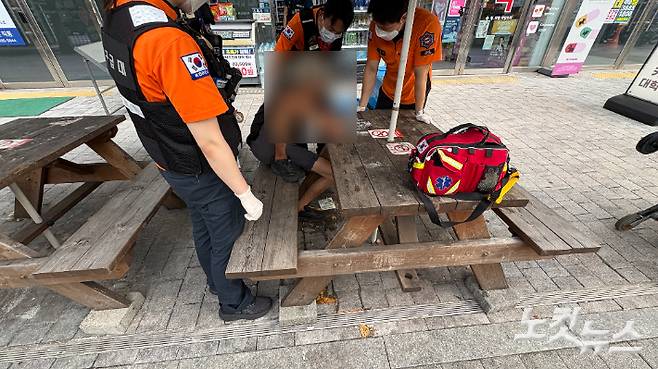 지난달 25일 오후 5시 50분쯤 서울 동대문구 청량리역 인근 한 편의점 앞에서 구급대원들이 주취 노숙인 상태를 확인하고 있다. 김수정 기자