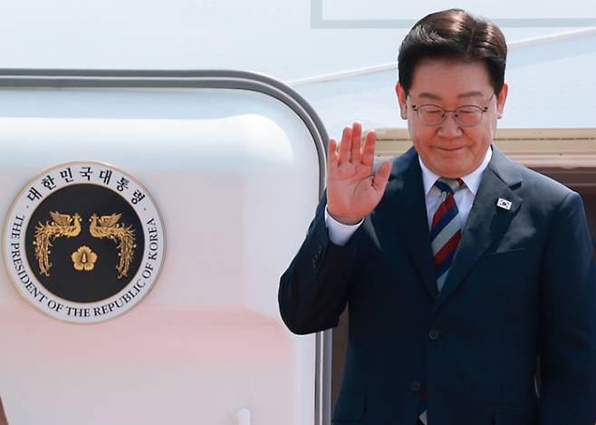 순방을 마치고 귀국한 이재명 대통령이 3일 성남 서울공항에 도착한 공군 1호기에서 환영객에게 인사하고 있다. 연합뉴스