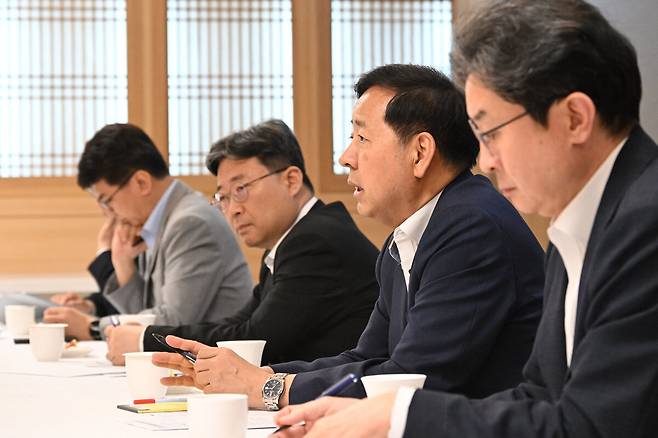 구윤철 경제부총리 겸 재정경제부 장관(오른쪽 두번째)이 지난달 16일 서울 전국은행연합회관에서 관계기관 합동 시장상황점검회의를 주재하면서 발언하고 있다.