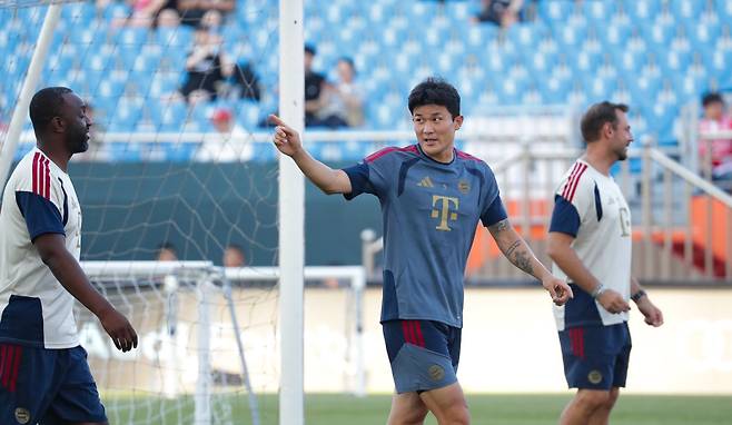 바이에른 뮌헨 김민재(가운데)가 3일 제주월드컵경기장에서 열린 오픈 트레이닝을 소화하고 있다. 서귀포|뉴시스
