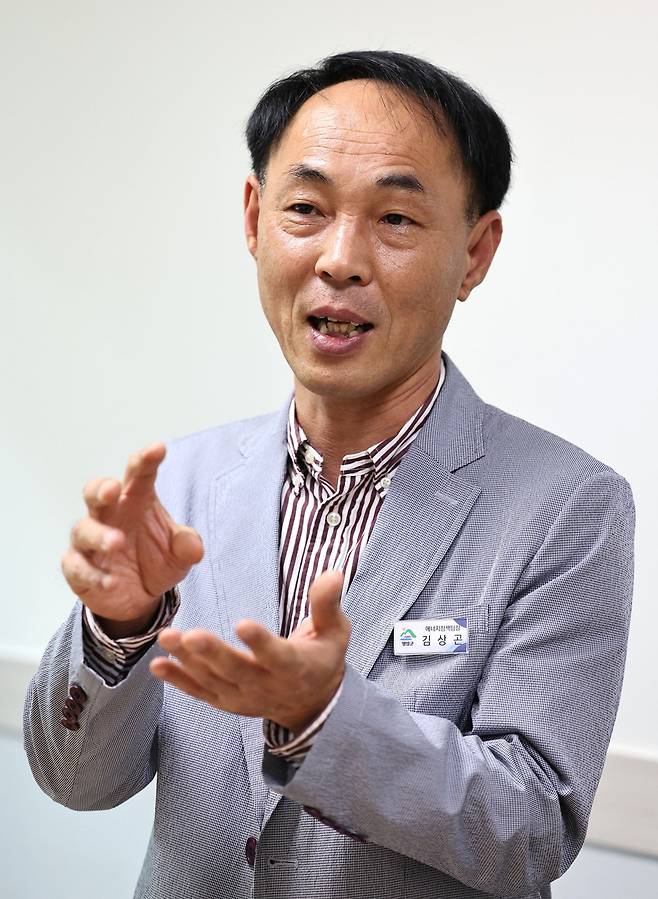 김상곤 영암군청 에너지팀장이 관내 태양광 사업에 대해 설명하고 있다. /김철빈 기자 narodo@incheonilbo.com