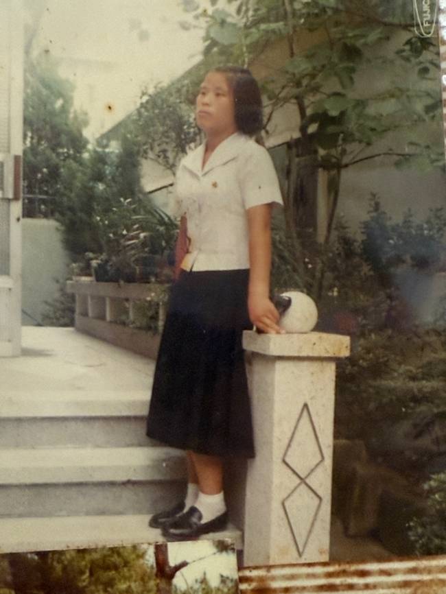 한일여실고 교복을 입고 사진을 찍고 있는 고등학생인 박성숙 언니야. /박성숙