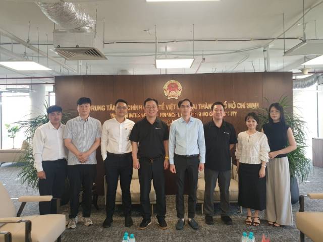 장도희 서울랩스 대표(왼쪽 네 번째)가 베트남 호찌민시 국제금융센터(VIFC)에서 부회장단과 공적개발원조(ODA) 및 디지털금융 사업 협의를 마친 뒤 관계자들과 기념촬영을 하고 있다. /서울랩스/