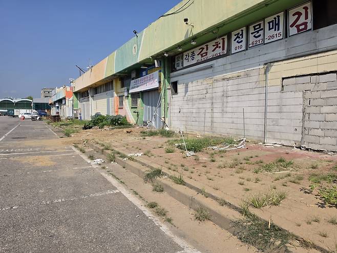 3일 방문한 가락시장 채소1동 부지에 자리한 옛 식품종합상가. 입구는 철제 가림막으로 막혀 있다. 사진=정원혁 기자