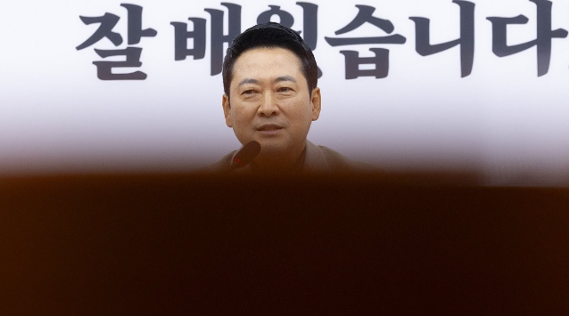 국민의힘 장동혁 대표가 5일 국회에서 열린 현안 관련 기자간담회에서 레버리지 ETF 판매 승인과 관련해 비판 발언을 하고 있다. 연합뉴스