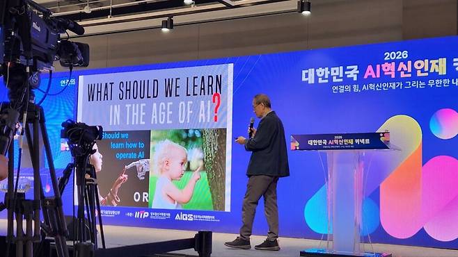 인간이 AI와 구별되는 지점은 정답을 찾은 이후에 더 분명해진다. 간은 답을 얻고도 그것이 가족과 공동체, 사회와 미래 세대에 미칠 영향을 고민한다. 때로는 효율적인 선택을 알면서도 다른 사람과 함께 살아가기 위해 결정을 늦추거나 수정한다. 최 교수는 이 능력을 개인의 지능을 넘어선 ‘공생지능’으로 설명했다. (사진=테크42)