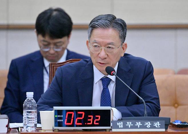 정성호 법무부 장관이 지난달 29일 국회에서 열린 법제사법위원회 전체회의 중 질의에 답하고 있다. 최주연 기자