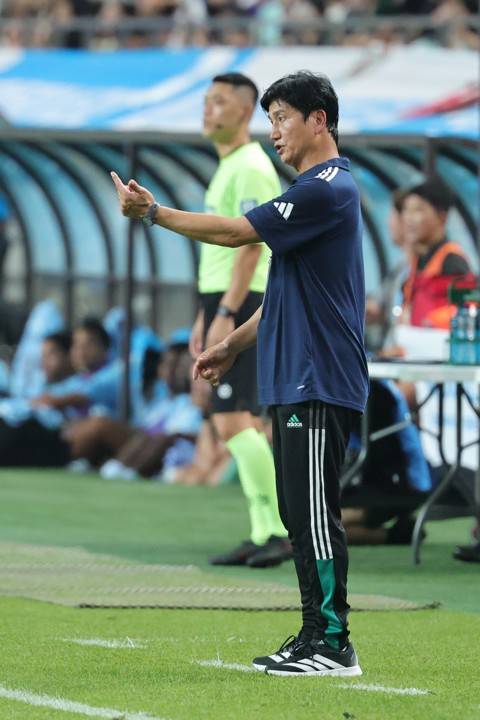 5일 서울 마포구 서울월드컵경기장에서 열린 2026 쿠팡플레이시리즈 팀 K리그와 맨체스터 시티(맨시티)의 경기. 팀 K리그 정정용 감독이 선수들에게 지시를 내리고 있다. 사진=연합뉴스