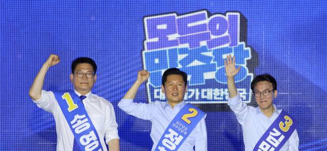 ▲더불어민주당 송영길, 정청래, 김민석(기호순) 당 대표 후보가 2일 부산 벡스코에서 열린 민주당 당대표·최고위원 순회경선 합동연설회에서 파이팅을 외치고 있다. ⓒ연합뉴스