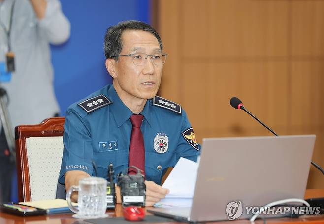 형소법 개정 관련 전국 지휘부 회의, 발언하는 유재성 직무대행 (서울=연합뉴스) 서대연 기자 = 유재성 경찰청장 직무대행이 4일 서울 서대문구 경찰청에서 열린 전국 지휘부 회의에서 발언하고 있다.
이번 회의는 지난달 31일 국회 본회의를 통과한 형사소송법 개정안과 관련해 국무회의 후 주요 개정 사항을 공유하기 위해 마련됐다. 2026.8.4 dwise@yna.co.kr