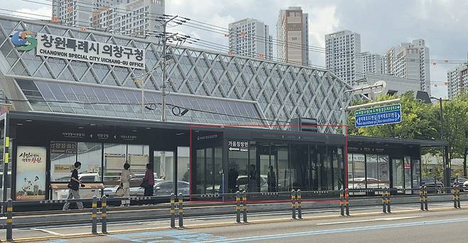 의창구청 앞 BRT 정류장 (창원=연합뉴스) 김선경 기자 = 지난 4일 오후 경남 창원시 의창구청 앞 BRT 정류장에서 승객들이 시내버스를 기다리고 있다. 한눈에 봐도 일반 정류장 길이를 세 개 이상 합친 것 같은 길이에, 냉방시설 등 편의시설을 갖춘 '스마트 버스 쉘터'(빨간 테두리)를 갖추고 있는 것이 특징이다. 2026.8.4
