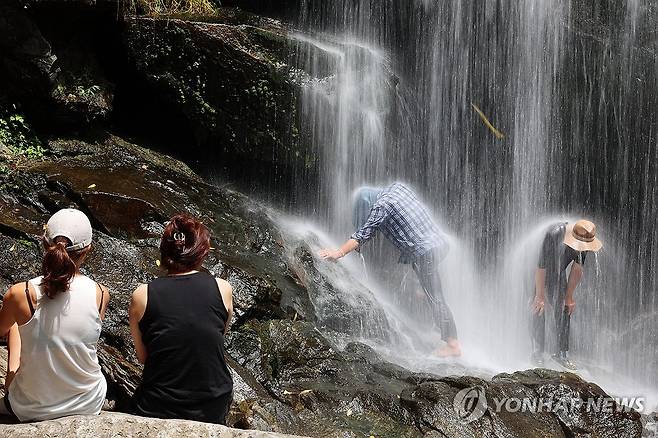 폭포에서 더위 식히는 시민들 (구례=연합뉴스) 조남수 기자 = 전국 대부분 지역에 폭염특보가 발효된 28일 전남광주통합특별시 구례군 산동면 수락폭포에서 피서객들이 떨어지는 물줄기를 맞으며 무더위를 식히고 있다. 2026.7.28 iso64@yna.co.kr