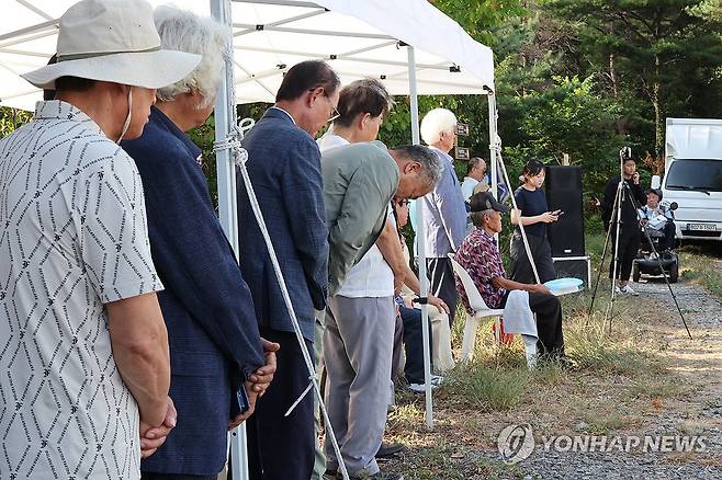 '단비는 언제쯤' (울산=연합뉴스) 장지현 기자 = 5일 오후 울산 울주군 두동면 치술령 고개에서 주민들이 기우제를 지켜보고 있다.
두동면발전협의회 주관으로 열린 이번 행사에는 두동면 주민과 농민 등 150여명이 참석했다.
울산은 지난달 강수량이 평년 대비 12% 수준에 그치면서 관내 저수지 평균 저수율이 평년의 48.6%에 그치는 등 가뭄이 심화하고 있다. 2026.8.5 jjang23@yna.co.kr