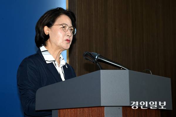 추미애 경기도지사가 5일 수원시 영통구 경기도청 브리핑룸에서 경기도 재정상황 관련 기자회견을 하고 있다. 2026.8.5 /최은성기자 ces7198@kyeongin.com