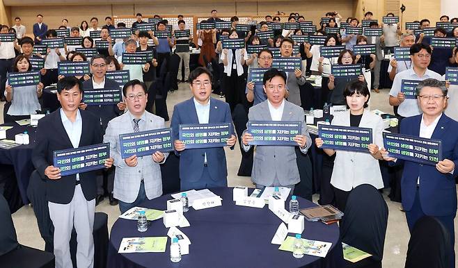 박찬대 인천시장과 김영훈 고용노동부 장관이 6일 시청 대회의실에서 개최된 '고용노동부·인천시 맨홀 질식사고 근절 공동선언식'에 참석해 구호를 외치고 있다. /이재민 기자 leejm@incheonilbo.com