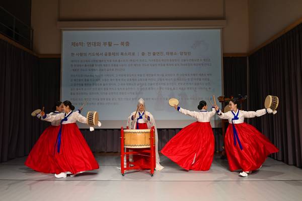 <통영의 맥> 공역에서 예인들이 북소리를 울리려 '연대와 부활'을 표현하고 있다. /박훈
