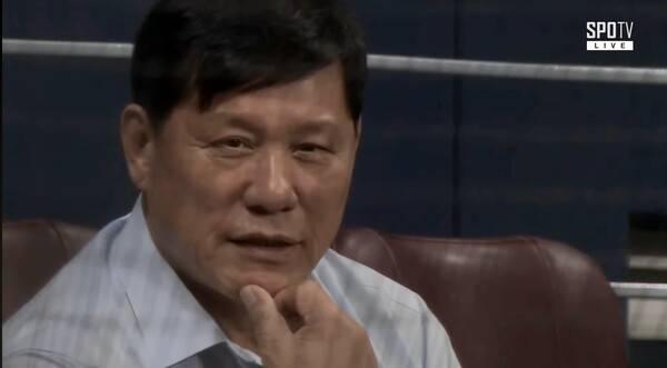 허구연 KBO 총재가 이른 아침에 열린 여자야구 경기를 유심히 지켜봤다. (사진=SPOTV2 중계화면 갈무리)