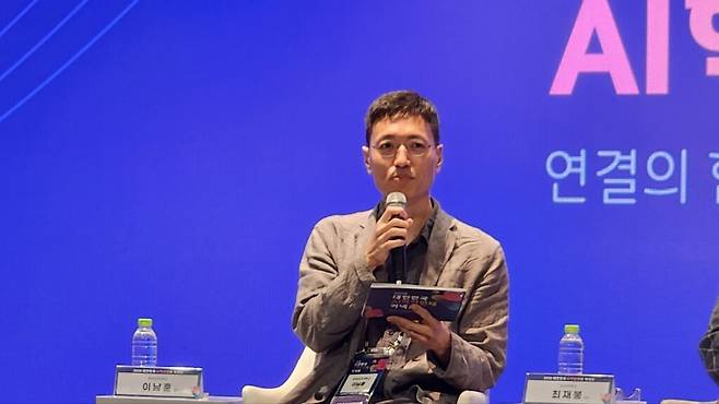 이날 행사의 사회를 맡은 이남훈 포스텍 컴퓨터공학과 교수는 AI가 특정 전문가나 산업에 한정된 기술이 아니라 일과 소통, 삶의 방식 전반을 바꾸고 있다며 기술 발전 자체보다 사회와 산업, 인간의 역할이 어떻게 달라질지를 대담의 중심에 놓았다. (사진=테크42)