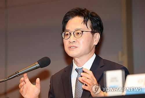 패널 질문에 답하는 김정관 장관(서울=연합뉴스) 이진욱 기자 = 김정관 산업통상부 장관이 6일 서울 중구 프레스센터에서 열린 관훈토론회에서 패널 질문에 답하고 있다. 2026.8.6 cityboy@yna.co.kr
