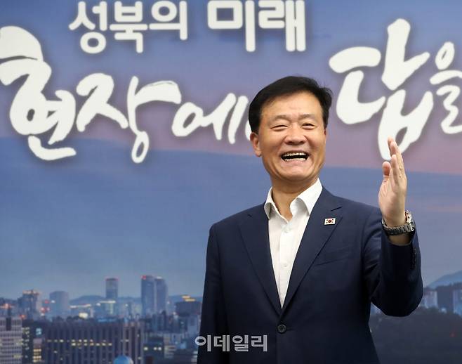이승로 성북구청장이 이데일리와 인터뷰에 앞서 포즈를 취하고 있다.(사진=김태형 기자)
