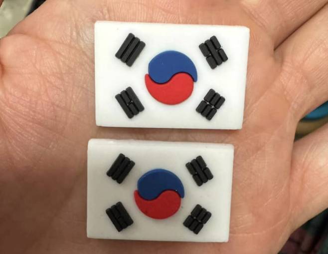 국내 한 유명 전통시장에서 판매되던 '엉터리 태극기' 액세서리. (사진=서경덕 성신여대 교수 SNS 갈무리)