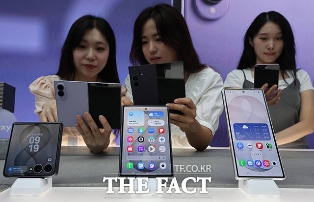 KT 모델들이 지난달 23일 KT광화문사옥에서 '갤럭시Z폴드8울트라'(오른쪽부터), '갤럭시Z폴드8', '갤럭시Z플립8' 실물을 소개하고 있다. /임영무 기자