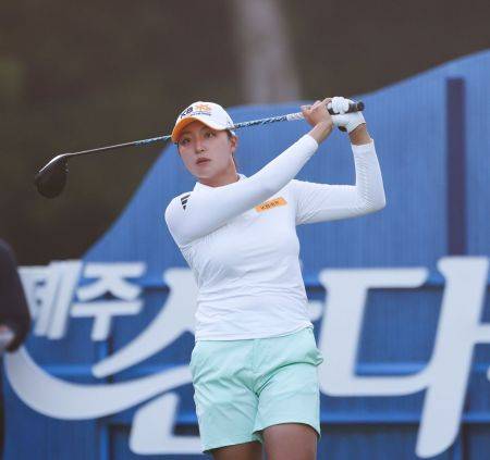 박예지가 제주삼다수 마스터스 1라운드에서 티샷을 하고 있다. KLPGA 제공