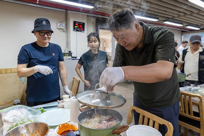 지난 달 29일 50·60대 남성들이 서울 서대문종합사회복지관의 중장년 1인 가구 대상 요리 교실에 참여하고 있다. /김지호 기자