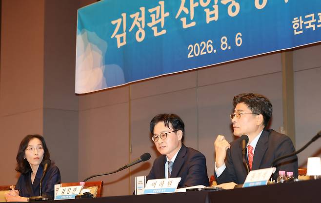 김정관(왼쪽 두번째) 산업통상부 장관이 6일 서울 중구 프레스센터에서 열린 관훈토론회에서 패널 질문에 답하고 있다. /연합뉴스