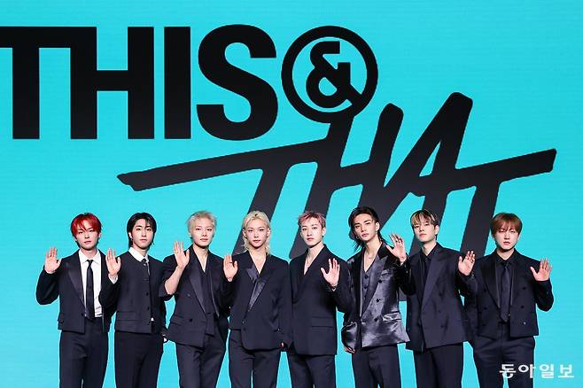새 미니 앨범 ‘디스 앤 댓(THIS & THAT)’으로 돌아온 스트레이 키즈. 왼쪽부터 리노, 한, 아이엔, 필릭스, 방찬, 현진, 승민, 창빈. JYP엔터테인먼트 제공