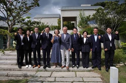 문재인 전 대통령 사저 찾은 조국혁신당 지도부. 신장식 조국혁신당 대표 페이스북 캡처.