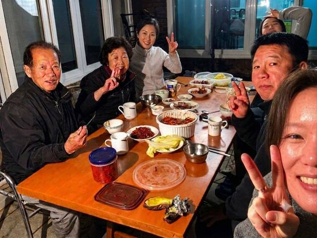 필자(맨 앞)와 가족들이 할아버지(왼쪽 첫 번째), 할머니(왼쪽 두 번째)를 뵈러 시골집을 찾아 함께 찍은 사진.