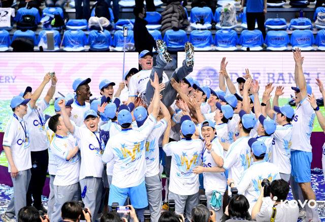 헤난 달 조토 감독이 4월 10일 인천 계양체육관에서 열린 2025-2026 V-리그 현대캐피탈과 챔피언결전에서 우승을 확정 짓고 헹가래를 받고 있다./KOVO 제공