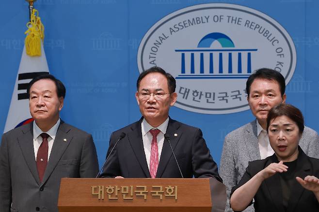 국회 국방위원회 야당 간사인 국민의힘 임종득 의원(왼쪽 두번째)이 6일 국회 소통관에서 전날 이재명 대통령의 '육군사관학교 출신의 쿠데타' 발언과 관련해 사관학교 통합의 추진 배경, 기대 효과 등이 명확하지 않다며 비판하고 있다. 연합뉴스