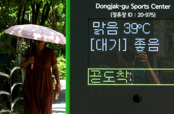 절기상 가을의 시작을 알리는 입추(立秋)를 하루 앞둔 6일 서울 시내 한 버스 정류장 전광판에 기온이 39도로 표시돼 있다. 사진=연합뉴스