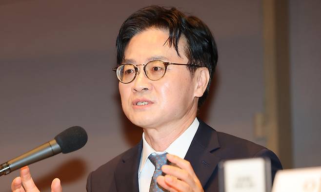 김정관 산업통상부 장관이 6일 서울 중구 프레스센터에서 열린 관훈토론회에서 패널 질문에 답하고 있다. 연합뉴스