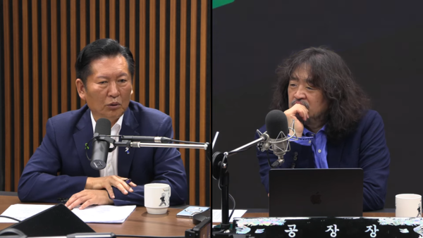 정청래 더불어민주당 당대표 후보가 5일 김어준의 뉴스공장에서 현재 당대표 경선이 2002년 새천년민주당 대선후보 경선 때 노무현 전 대통령과 이인제 후보 간 싸움과 유사하다며 노사모가 자신을 지지하고 있다고 주장하고 있다. 뉴스공장 캡처