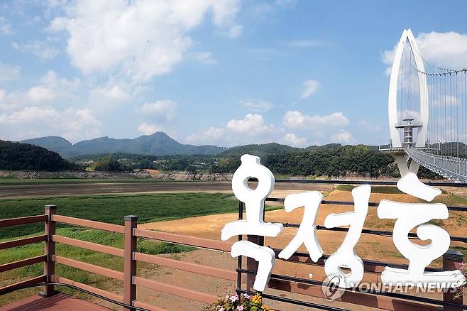 바닥이 보이는 옥정호 (임실=연합뉴스) 김문경 기자 = 전북에 폭염이 이어진 6일 임실군 운암면 옥정호가 바닥을 보이고 있다. 2026.8.6 door@yna.co.kr